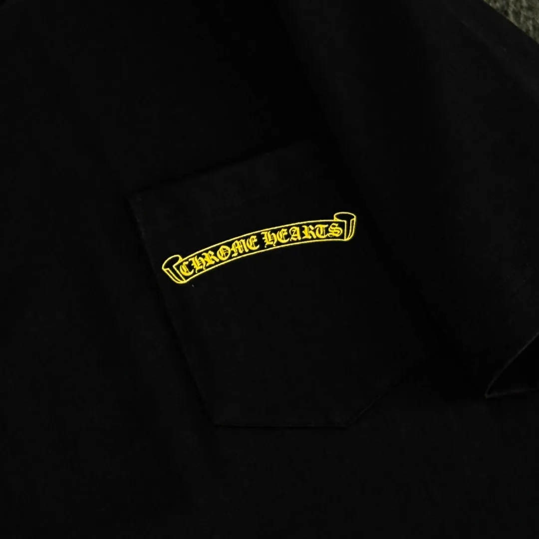 P170 Chrome Hearts 25 high-end versions. The fabric is made of 300 grams of high-density pure cotton. It does not deform or shrink. It has three labels. It is the same style for men and women. Technology: suede foaming + digital printing. Color: white, black. SIZE: S-XL.